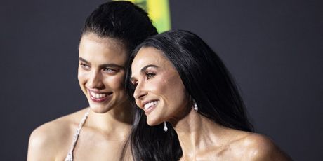 Margaret Qualley i Demi Moore