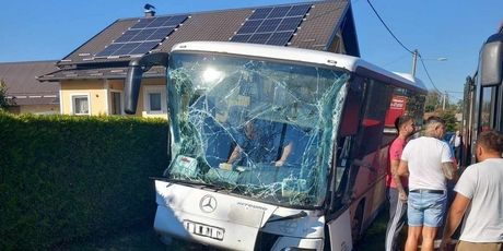 Autobus kod Carevgrada sletio s ceste