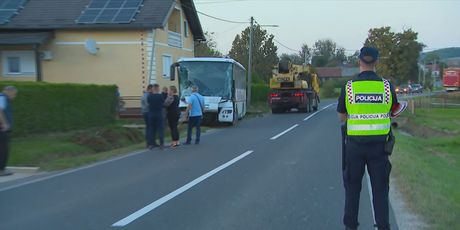 Autobus pun putnika sletio s ceste - 2