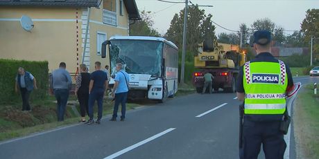 Autobus pun putnika sletio s ceste - 3