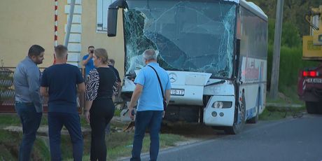 Autobus pun putnika sletio s ceste - 4