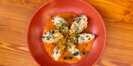 Talijanski specijalitet malfatti na Tognana tanjuru boje cigle