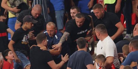 Ljudi u crnom tuku navijače na Marakani