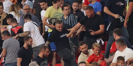 Ljudi u crnom tuku navijače na Marakani