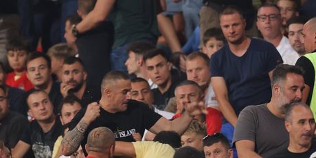 Ljudi u crnom tuku navijače na Marakani