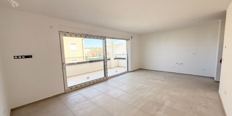 Nova zgrada u Novalji: Tvoj kutak mira i udobnosti, korak do mora i grada