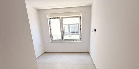 Nova zgrada u Novalji: Tvoj kutak mira i udobnosti, korak do mora i grada