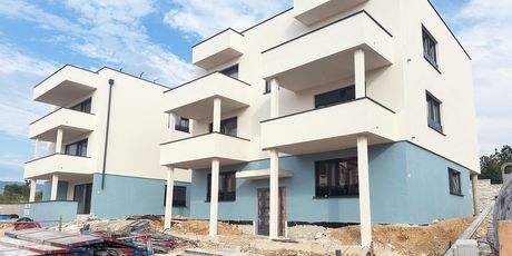 Nova zgrada u Novalji: Tvoj kutak mira i udobnosti, korak do mora i grada