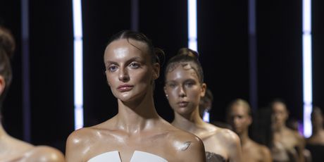 eNVy room revija - 1