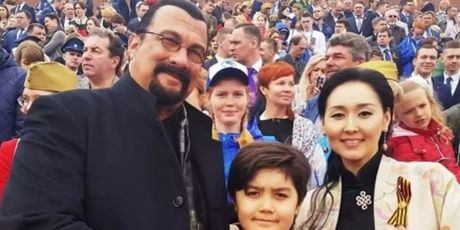 Steven Seagal sa suprugom