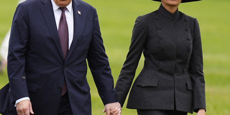 Melania Trump odjenula je sivo odijelo