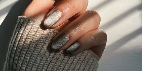 Velvet smeđa manikura