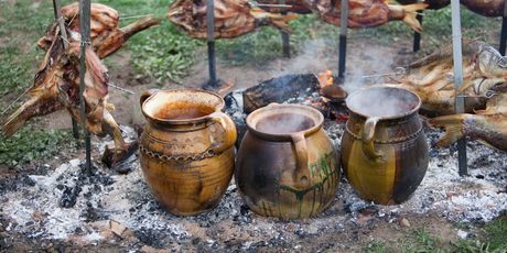 U Karancu se kroz godinu održavaju proljetni i zimski vašari, Čvarakfest i slične gastro manifestacije