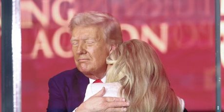 Donald Trump tješio Eriku Kirk - 10