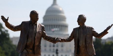 Kip američkog predsjednika Donalda Trumpa i osuđenog seksualnog prijestupnika Jeffreyja Epsteina - 1