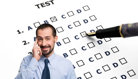 Kviz s ponuđenim odgovorima i muškarac koji razmišlja