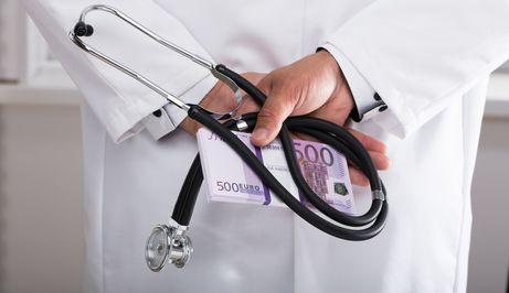 Lažni liječnik opet operira, ilustracija