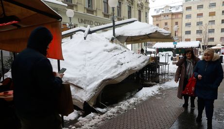 Tenda u kafiću u Bogovićevoj urušila se pod težinom snijega