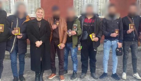 Polina Alexandrovna Azarnykh i muškarci koje je regrutirala