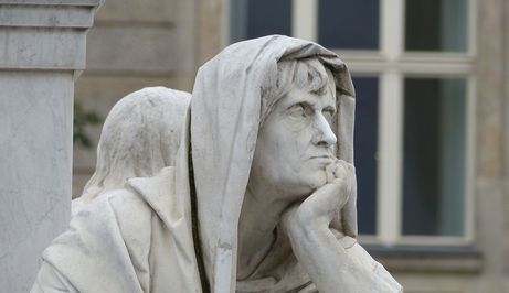 Kip muškarca koji razmišlja