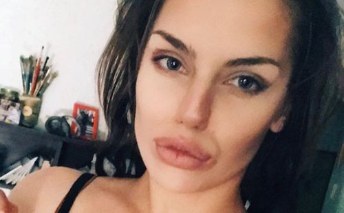 djevojka s velikim titom vozi penis