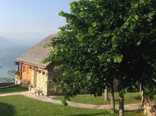 Drvena kuća s pogledom na Ramsko jezero u Hercegovini - 1