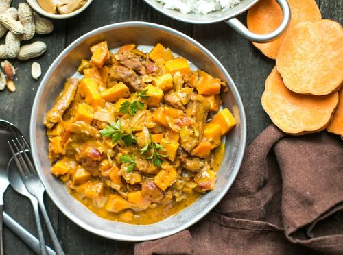 Gulaš od piletine, slatkog krumpira i kikirikija