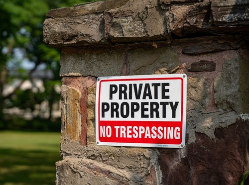 Ovakvi znakovi postavljeni su oko zatvorene zajednice North Oaks u Minnesoti