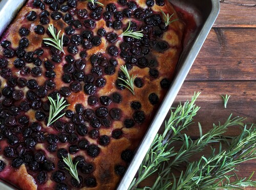 Focaccia s borovnicama i ružmarinom