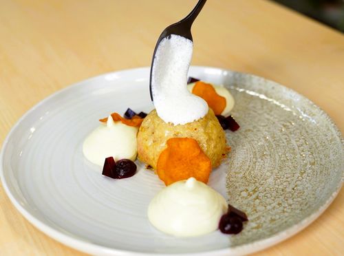 Polusfera od piletine s gljivama, espumom od parmezana i gelom od cikle