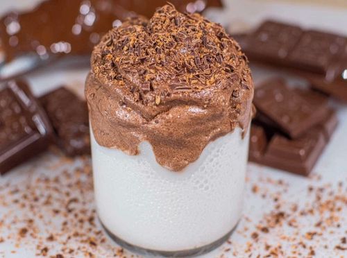 Zagrijano mlijeko poslužite s čokoladnom pjenastom kremom