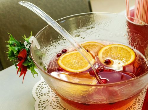 Božićni punč ima brojne varijacije, a obično se služi iz velike staklene zdjele