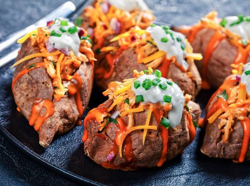 Pečeni batati punjeni piletinom i sirom