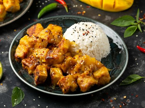 Hrskavi tofu s kuhanom rižom