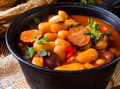 Pikantno varivo s krumpirom, bijelim grahom i kobasicom