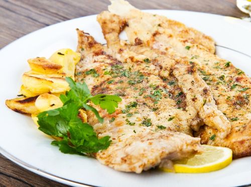 Oslić ispecite u pećnici s nešto limuna, vrhnja i začina