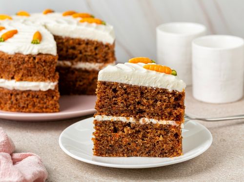 Glazura od krem sira obično se stavlja na tortu od mrkve