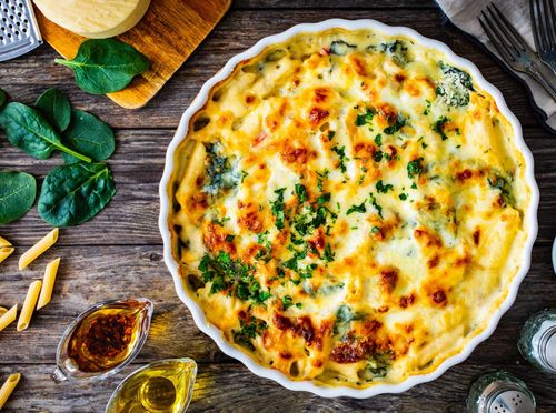 Složenac s mljevenim mesom i sirom ilustracija