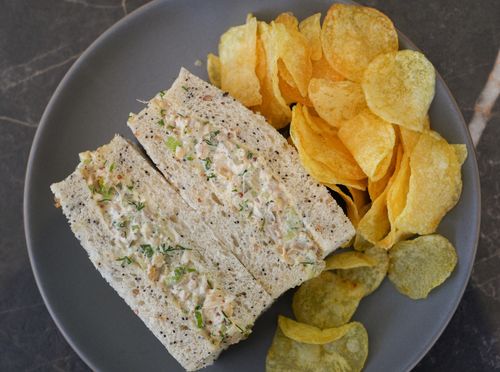 Sendvič od sira i luka obično se jede s čipsom