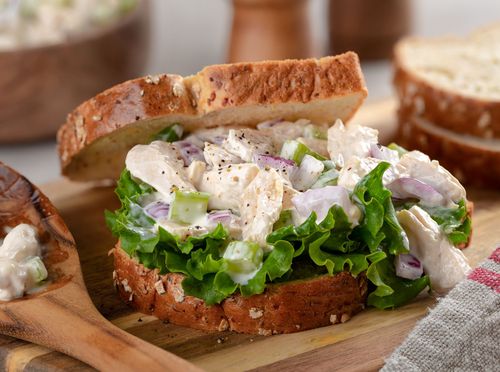 Salata od piletine, kopra i kiselih krastavaca