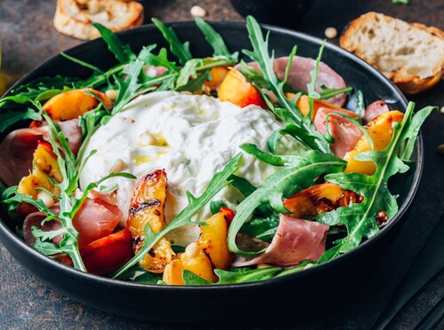 Salata s grilanim breskvama