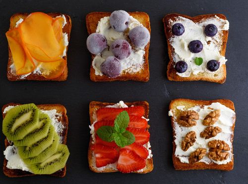 Tost s voćem i zrnatim sirom