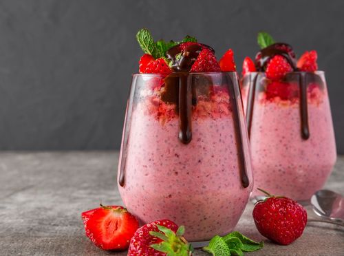 Chia puding s jagodama i čokoladom