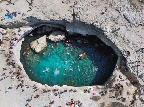 Prirodni bazen Grotta della Poesia u Italiji dok se još u njemu smjelo kupati