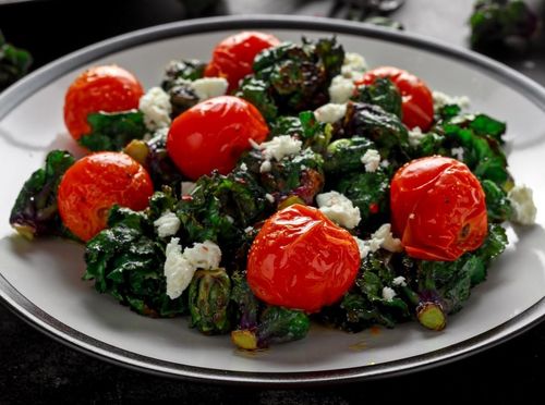 Sotirani špinat s češnjakom i cherry rajčicama - ilustracija