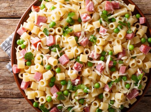 Hladna salata od tjestenine, šunke i graška