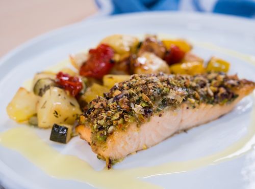 Losos s hrskavom koricom od pistacija i medom