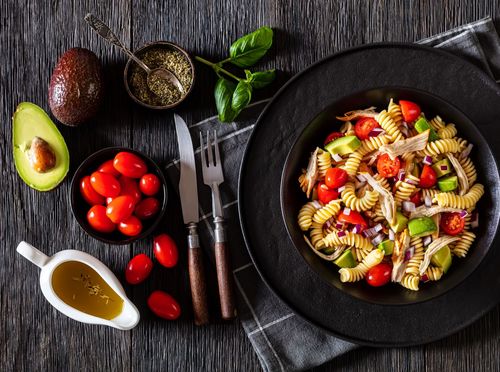 Hladna salata s piletinom i avokadom