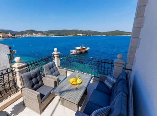 Seafront Apartment Vis - 3