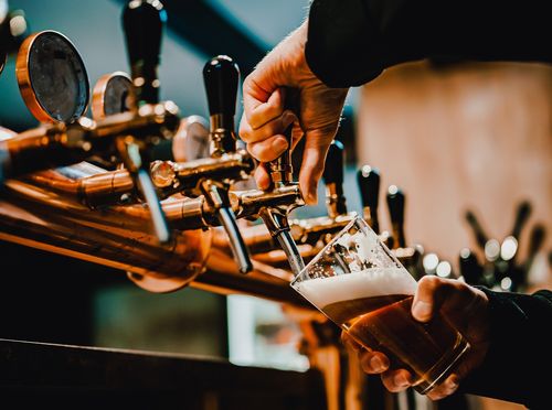Točeno pivo u baru